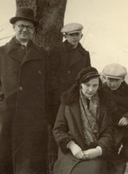 Leonas Kuodys su giminaičiais tėviškėje. Ramygala (Panevėžio r.). 1939 m. Panevėžio apskrities Gabrielės Petkevičaitės-Bitės viešoji biblioteka, Leono Kuodžio fondas F58-129