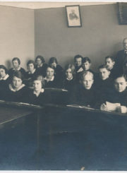 Lenkų gimnazijos mokiniai su direktoriumi Ipolitu Pereščiaku. XX a. 4 deš.