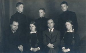 Panevėžio moksleivių literatų būrelio „Meno kuopa“ 1937–1938 m. valdybos nariai su globėjais mokytojais Petru Juodeliu ir Petru Rapšiu. 1-oje eilėje iš kairės: Petras Juodelis, Juzė Stanevičiūtė, Petras Rapšys, Pranė Aukštikalnytė (vėliau Jokimaitienė). 2-oje eilėje iš kairės: Bronius Barzdžiukas, kuopos pirm. Stasys Šneideris, Vytautas Stukas. Fotogr. J. Žitkaus. Panevėžys. 1937 m. Panevėžio apskrities G. Petkevičaitės-Bitės viešoji biblioteka, Laimos Rapšytės rankraščių fondas F70-779-1