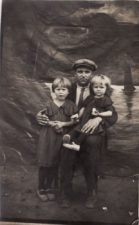 Jonas Liesis su dukromis Birute ir Laimute (dešinėje). 1935 m. Fotogr. iš Mariaus Pažemecko asmeninio archyvo