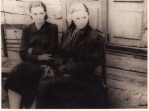 Laimutė Liesytė ir Liudvika Marija Adomavičiūtė. Fotogr. iš Mariaus Pažemecko asmeninio archyvo