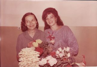 Laimutė Liesytė su krikšto dukra Laima Gerulyte. Apie 1980 m. Fotogr. iš Mariaus Pažemecko asmeninio archyvo