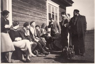 Aktoriai Obeliuose. 1-a iš kairės Laimutė Liesytė. Fotogr. iš Mariaus Pažemecko asmeninio archyvo