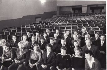 Aktoriai su režisieriumi Juozu Miltiniu senojo teatro salėje. Laimutė Liesytė – 2-oje eilėje, 2-a iš dešinės. 1960 m. PAVB FKV-440-4