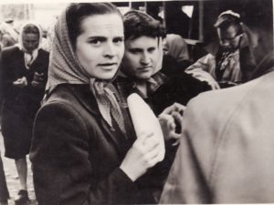 Laimutė Liesytė ir Gražina Kuncaitė Anykščių turguje. Apie 1954 m. Fotogr. iš Mariaus Pažemecko asmeninio archyvo