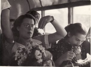 Stefanija Romualda Mikalauskaitė ir Laimutė Liesytė. Seda, 1955 m. Fotogr. iš Mariaus Pažemecko asmeninio archyvo