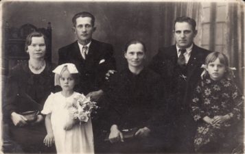 Iš kairės: Krikšto mama Grigaliūnienė, Laimutė, tėtis Jonas Liesis, mama Rozalija Liesienė, Grigaliūnas, sesuo Birutė. 1939 m. Fotogr. iš Mariaus Pažemecko asmeninio archyvo