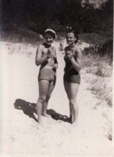 Gražina Kuncaitė ir Laimutė Liesytė. Fotogr. iš Mariaus Pažemecko asmeninio archyvo