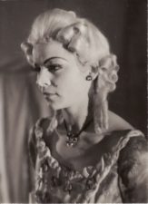 C. Goldonis „Melagis“ (rež. Juozas Miltinis), 1952 m. Laimutė Liesytė – Beatričė. Fotogr. Kazimiero Vitkaus. PAVB FKV-114-13-1