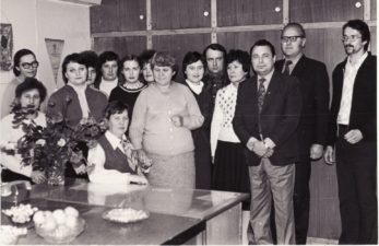 Laimutė Liesytė (2-oje eilėje 1-a iš kairės.) „Ekrane“ su Surinkimo cecho darbuotojais. Apie 1975 m. Fotogr. iš Mariaus Pažemecko asmeninio archyvo