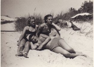 Julija Blėdytė, Laimutė Liesytė ir Gražina Kuncaitė Palangoje. Fotogr. iš Mariaus Pažemecko asmeninio archyvo