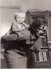 Laimutė Liesytė su sūnumi. Fotogr. iš Mariaus Pažemecko asmeninio archyvo