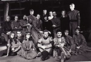 J. Grušas „Mykolas Glinskis“ (rež. Julius Dautartas), 1985 m. Po spektaklio. Antroje eilėje: Alfredas Dukšta – Prutenis, žymus bajoras, Albinas Kėleris – Bajoras, Ligita Kondrotaitė – Viešnia, Vytautas Kupšys – Bajoras, Julius Tamošiūnas – Bajoras, Aurimas Babkauskas, (?), (?), Enrikas Kačinskas – Bajoras, Laura Lolita Martinonytė – Agnė, Glinskio žmona, Laimutis Sėdžius – Damazas Dargis, karingas bajoras. Pirmoje eilėje: Asta Preidytė – Aurelija, Glinskio sužadėtinė, Rimantas Jovas – Aleksandras, Lenkijos karalius ir Lietuvos didysis kunigaikštis, Eleonora Koriznaitė – Viešnia, Rimantas Teresas – Teisėjas, Gintaras Adomaitis – Mykolas Glinskis, Vilmira Šamparaitė – Viešnia, Laimutė Mališauskaitė – Viešnia. Fotogr. Kazimiero Vitkaus. PAVB FKV-246-2-2