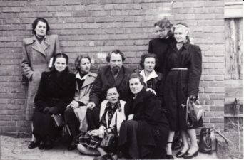 Režisierius Juozas Miltinis su aktorėmis. Laimutė Liesytė sėdi 1-a iš kairės. Apie 1953 m. Fotogr. Kazimiero Vitkaus. PAVB FKV-440-3