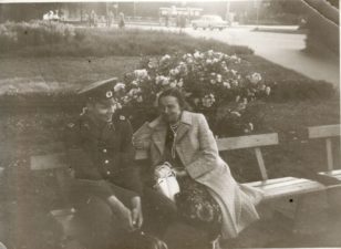 Mama aplankė sūnų, tarnaujantį sovietinėje armijoje. Liepoja, 1980 m. Fotogr. iš Mariaus Pažemecko asmeninio archyvo