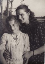 Laimutė Liesytė ir neatpažinta mergaitė Algimanto Masiulio ir Gražinos Savickaitės vestuvėse. Joniškis, 1954 m. Fotogr. Kazimiero Vitkaus. PAVB FKV-293-11-1