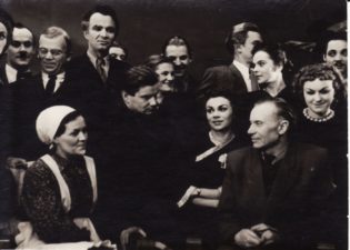 Aktoriai po spektaklio „Dūmai“ su rašytoju Juozu Grušu. Panevėžys, 1955 m. Laimutė Liesytė stovi 2-oje eilėje, 2-a iš dešinės. Fotogr. Kazimiero Vitkaus. PAVB FKV- 124-41-4