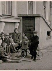 „Amerikonų“ namo Ramygalos g. kiemas apie 1958 m. Nuotrauka iš R. Kosmauskienės asmeninio albumo