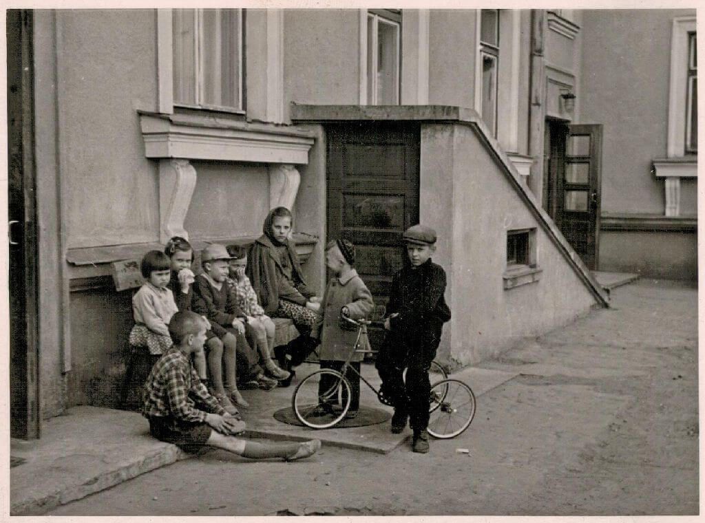 „Amerikonų“ namo Ramygalos g. kiemas apie 1958 m. Nuotrauka iš R. Kosmauskienės asmeninio albumo