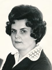 Panevėžio miesto viešosios bibliotekos direktorė Vanda Paškauskienė. Apie 1975 m. Panevėžio apskrities Gabrielės Petkevičaitės-Bitės viešoji bibliotekos fondas F22