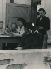 Panevėžio miesto vaikų bibliotekos vedėja Pranė Kalpokienė (stovi) ir skaityklos vedėja Vanda Paškauskienė (sėdi) su jaunaisiais skaitytojais. 1953 m. Panevėžio apskrities Gabrielės Petkevičaitės-Bitės viešosios bibliotekos fondas F22