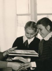 Panevėžio miesto vaikų bibliotekos skaityklos vedėja Vanda Paškauskienė su skaitytojomis. Fotogr. A. Gylio. Apie 1956 m. Panevėžio apskrities Gabrielės Petkevičaitės-Bitės viešosios bibliotekos fondas F22