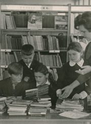Panevėžio miesto vaikų bibliotekos Vaikų literatūros skyriaus vedėja Vanda Paškauskienė su Panevėžio J. Balčikonio vidurinės mokyklos skaitytojais. 1963 m. Panevėžio apskrities Gabrielės Petkevičaitės-Bitės viešosios bibliotekos fondas F22