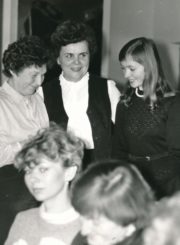 Bibliotekininko dienos minėjimas Panevėžio viešojoje bibliotekoje. Bibliotekos direktorė Vanda Paškauskienė (centre) su bibliotekininkėmis G. Žirkauskiene (kairėje) ir V. Pociūte. Panevėžys. 1985 m. Panevėžio apskrities G. Petkevičaitės-Bitės viešosios bibliotekos fondas F22