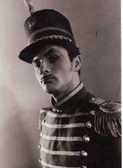 E. M. Labiche’as „Šiaudinė skrybėlaitė“ (rež. Juozas Miltinis), 1959 m. Stasys Petronaitis – Emilis Tavernje. Fotogr. Kazimiero Vitkaus. PAVB FKV-153/1-1