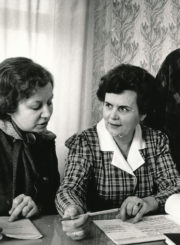 Panevėžio viešosios bibliotekos direktorė Vanda Paškauskienė (centre) su darbuotojomis Aurelija Matulevičienė (kairėje) ir dir. pavaduotoja Genovaite Strikulyte (dešinėje). 1987 m. Panevėžio apskrities G. Petkevičaitės-Bitės viešosios bibliotekos fondas F22
