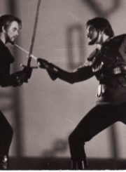 W. Shakespeare’as „Makbetas“ (rež. Juozas Miltinis), 1961 m. Stasys Petronaitis – Makbetas, Algimantas Masiulis – Makdufas. Fotogr. Kazimiero Vitkaus. PAVB FKV-161/3-3