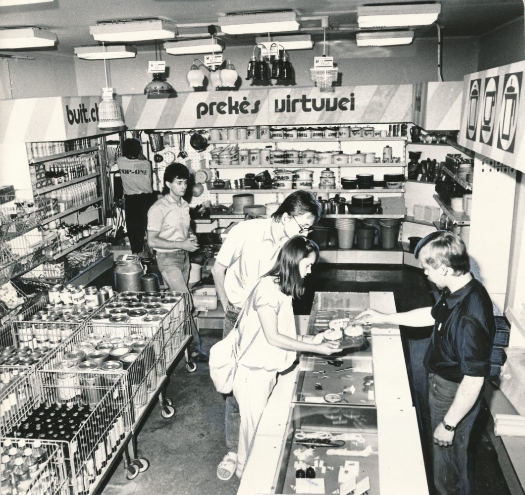 Berčiūnų ūkinių prekių parduotuvėje. XX a. 9-as deš. Foto A. Gylio. PAVB F48-141