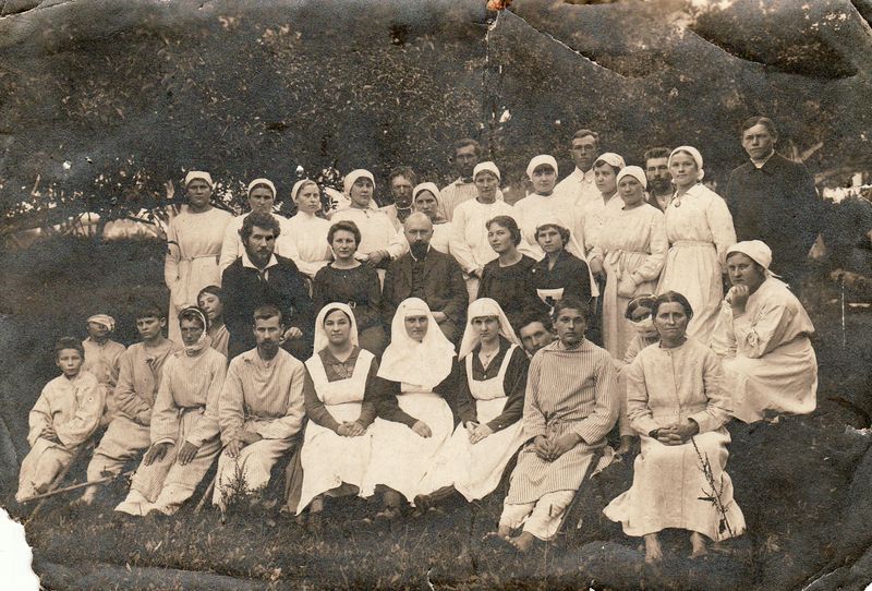 Panevėžio ligoninės medicinos personalas su ligoniais. Antroje eilėje iš kairės: 1-as chirurgas Vladas Kuzma, 3-ias gydytojas, ligoninės vedėjas Pranas Mažylis. 1919 m. Panevėžio kraštotyros muziejus, PKM F 2136
