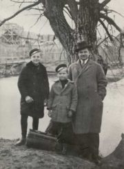Mykolas Karka su sūnumis Vytautu ir Gediminu. Panevėžys, apie 1925–1930 m. PAVB F12-261