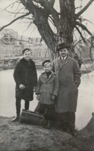 Mykolas Karka su sūnumis Vytautu ir Gediminu. Panevėžys, apie 1925–1930 m. PAVB F12-261