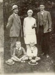 Mykolas ir Julija Karkos su sūnumis Vytautu ir Gediminu bei mokytoju Jonu Kalkiu. Skiemonys (Anykščių r.), apie 1932 m. PAVB F12-260