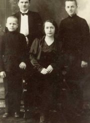 Mykolas ir Julija Karkos su sūnumis Vytautu ir Gediminu. Panevėžys, 1935 m. PAVB F12-246