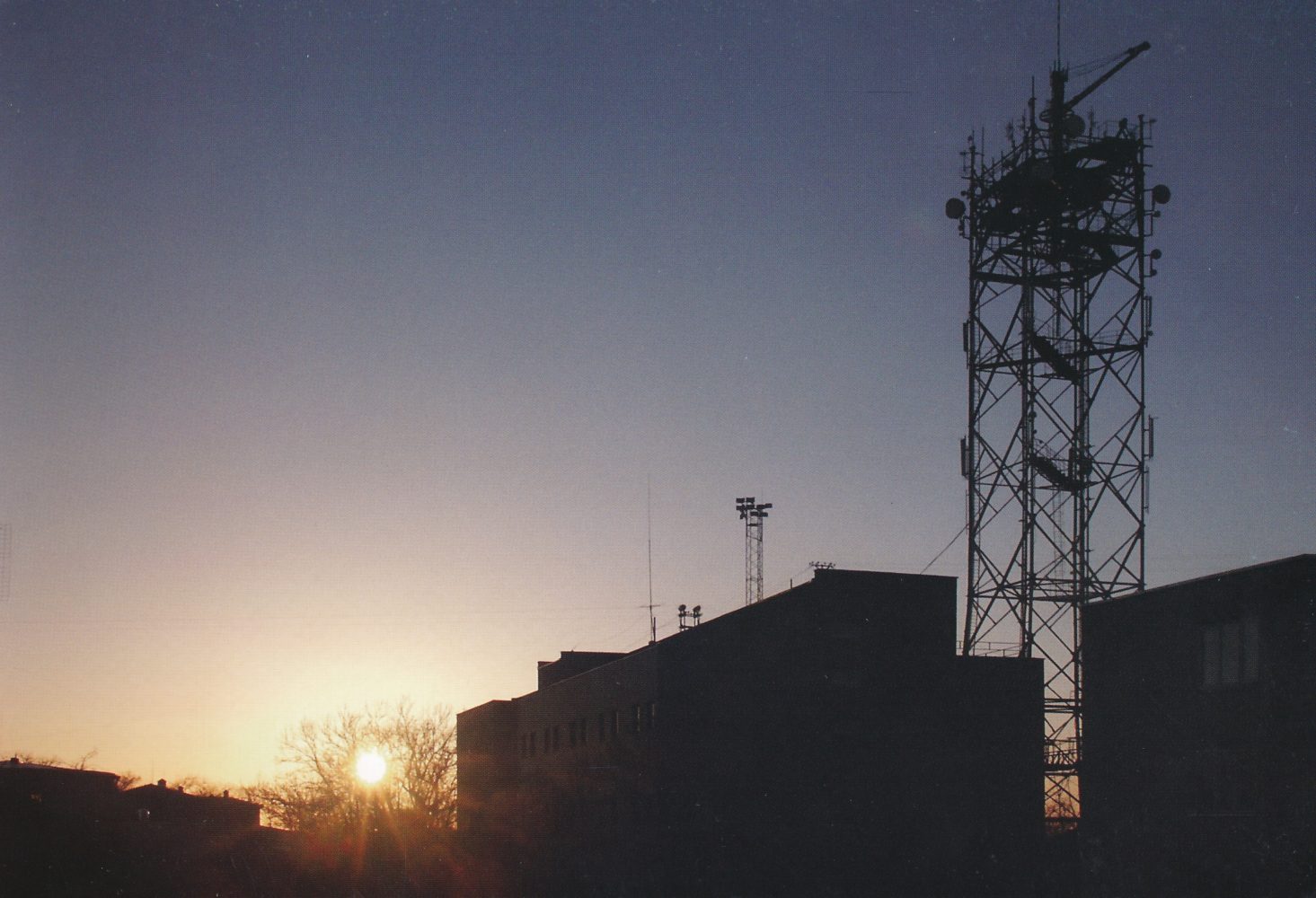 Senasis Panevėžio TV bokštas. Foto Alvydo Ivoškaus. Iš: Panevėžys: mažasis didmiestis. 2006. P. 20