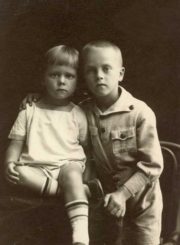 Broliai Vytautas ir Gediminas Karkos vaikystėje. Panevėžys, apie 1925–1927 m. PAVB F12-266-1