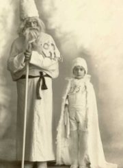 Mykolas Karka su sūnumi Gediminu pasipuošę karnavaliniais rūbais 1930-ųjų metų palydėtuvėse. Panevėžys. PAVB F12-248-2