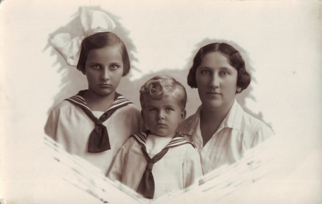 Kamilija Zaborskienė su dukra Vanda ir sūnumi Jonu. Panevėžys. Apie 1930 m. PAVB skaitmeninis archyvas