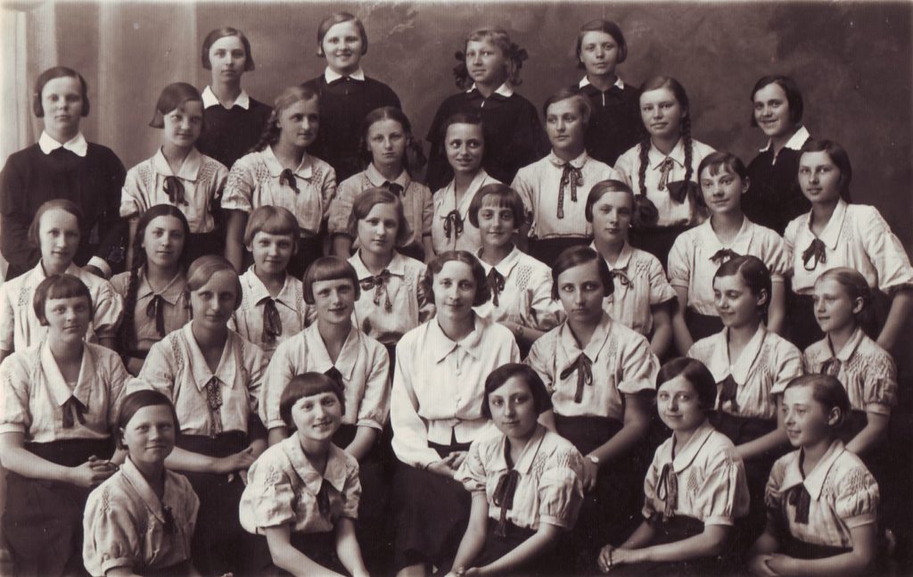 Panevėžio mergaičių gimnazijos 2 a klasės moksleivės su auklėtoja L. Giršaite. 2-oje eilėje iš dešinės: 3-ia Vanda Zaborskaitė. Panevėžys. 1934–1935 m. m. PAVB skaitmeninis archyvas