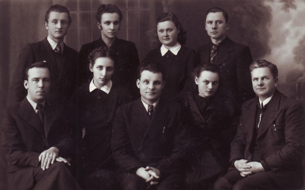 Panevėžio moksleivių literatų būrelio „Meno kuopa“ 1940–1941 m. m. valdyba. Sėdi iš kairės: 2-a Vanda Zaborskaitė, 5-as mokytojas Mykolas Karka. PAVB skaitmeninis archyvas