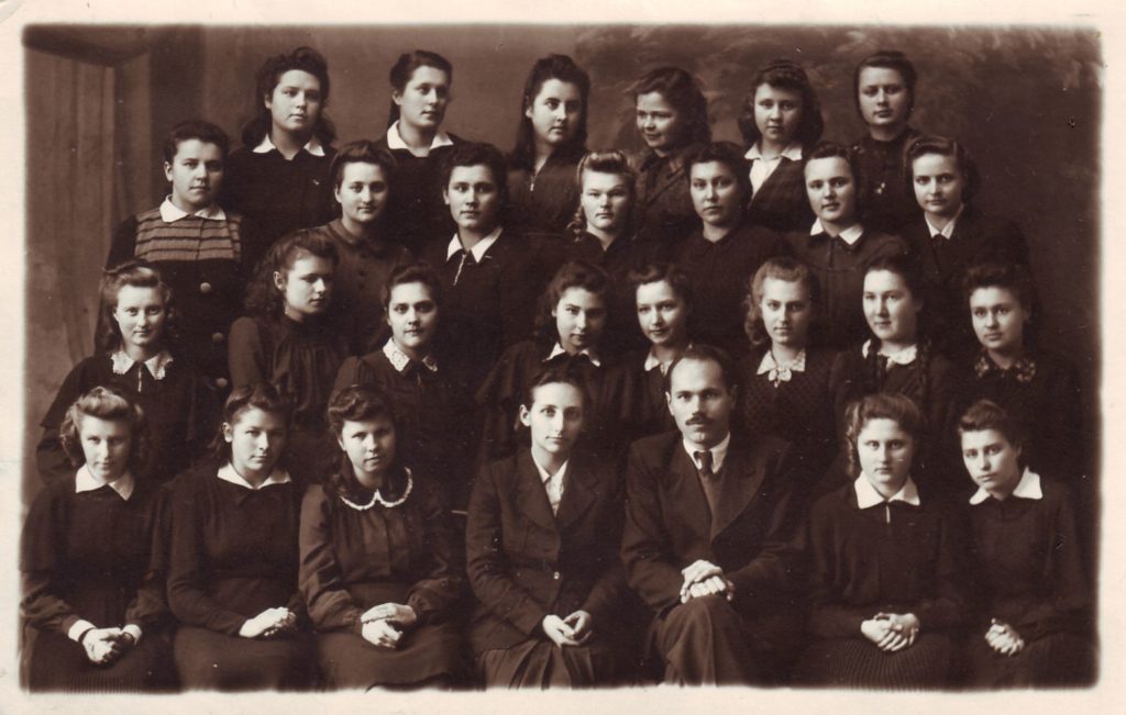 Panevėžio mergaičių gimnazijos moksleivės su mokytojais. 1-oje eilėje iš kairės: 4-a mokytoja Vanda Zaborskaitė. 1945 m. PAVB skaitmeninis archyvas
