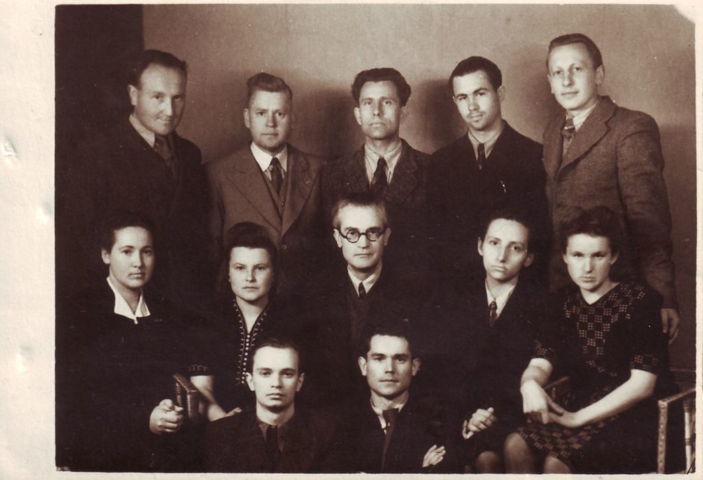 Vilniaus universiteto lituanistai. 2-oje eilėje iš kairės: 3-ias Vincas Mykolaitis-Putinas, 4-a Vanda Zaborskaitė. 1945 m. PAVB skaitmeninis archyvas