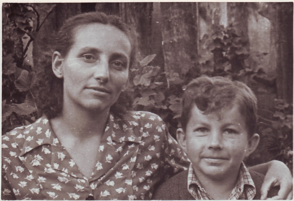 Vanda Zaborskaitė su broliu Jonu. Panevėžys. 1952 m. PAVB skaitmeninis archyvas