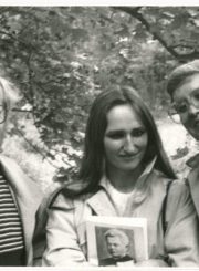 Zigmantas Plėštys ir poetės Edita Misevičiūtė ir Elvyra Pažemeckaitė. Apie 1988 m. Panevėžio apskrities Gabrielės Petkevičaitės-Bitės viešoji biblioteka, Zigmanto Plėščio fondas F84-166