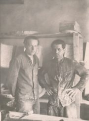 Zigmantas Plėštys (kairėje) ir Albinas Kubilius 40-os šachtos betono blokų dirbtuvėse. Vorkuta. 1956 m. Panevėžio apskrities Gabrielės Petkevičaitės-Bitės viešoji biblioteka, Zigmanto Plėščio fondas F84-139