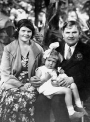 2. Elena ir Alfonsas Gilvydžiai su dukra Aldona Panevėžyje. 1933 m. Nuotrauka iš Mindaugo Gilvydžio asmeninio archyvo