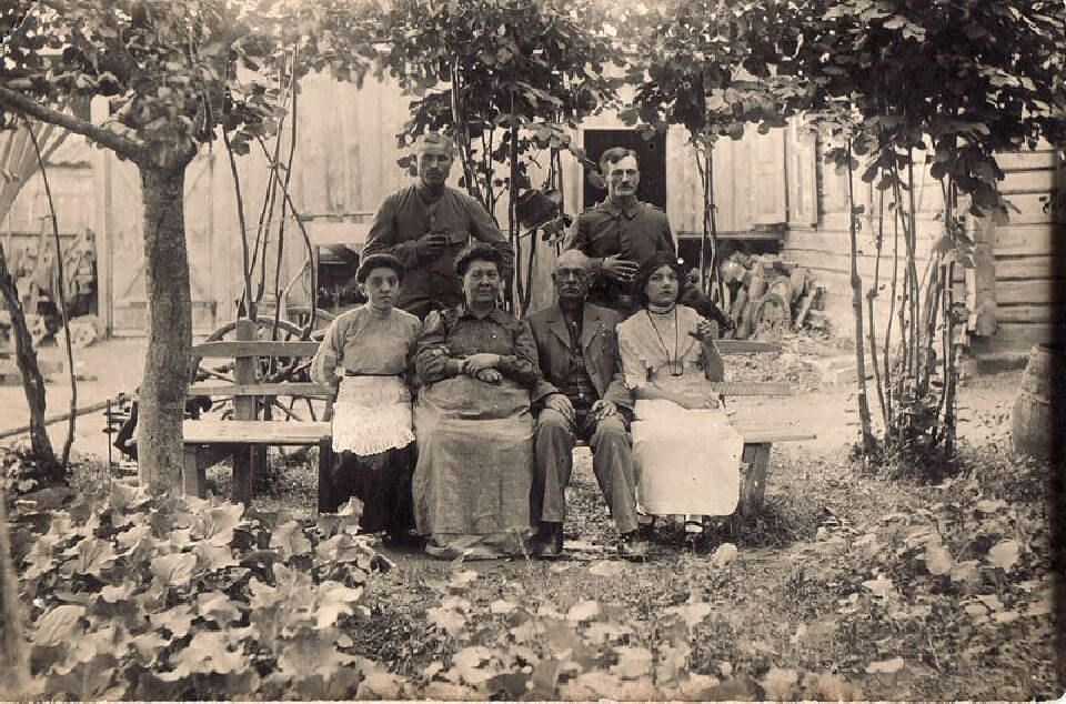 1. A. Hokušas su šeima
